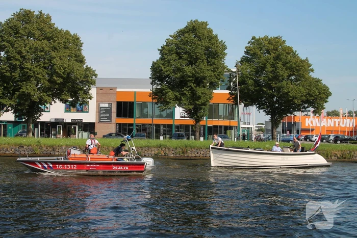 Boot in de problemen door gesprongen leiding