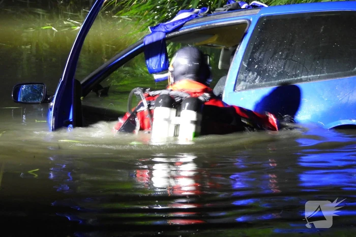 Auto met vluchtende inbrekers belandt in sloot
