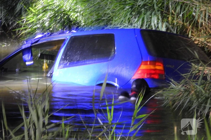 Auto met vluchtende inbrekers belandt in sloot