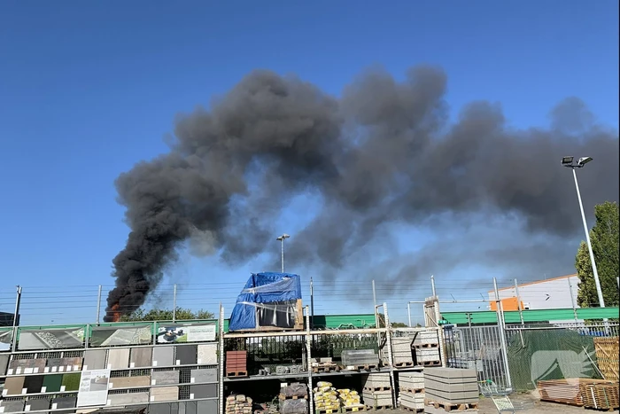Zwarte rookwolken bij grote brand autosloperij