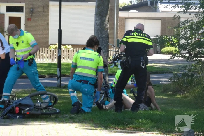 Fietser geschept door auto