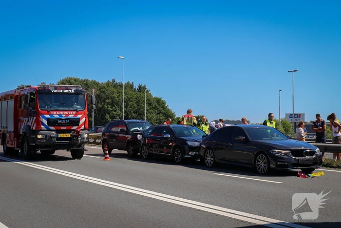 Meerdere voertuigen betrokken bij kop-staartbotsing op snelweg