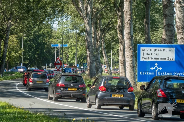 Lange files richting strand