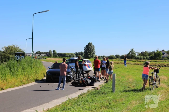 Auto en brommer botsen frontaal