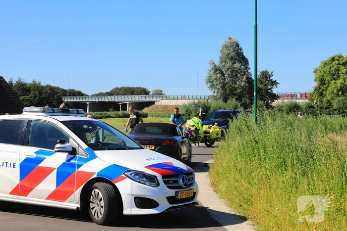 Auto en brommer botsen frontaal