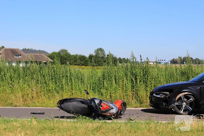 Auto en brommer botsen frontaal