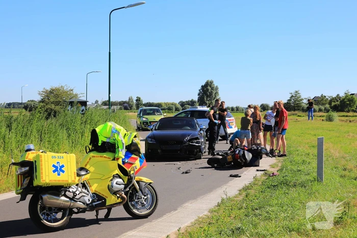 Auto en brommer botsen frontaal