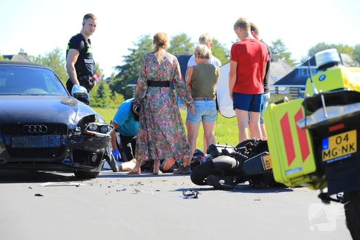 Auto en brommer botsen frontaal