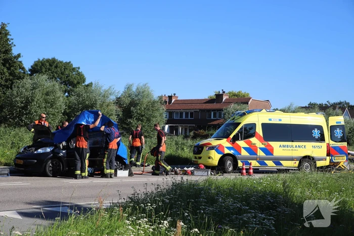 Bestuurder raakt bekneld na verkeersongeval