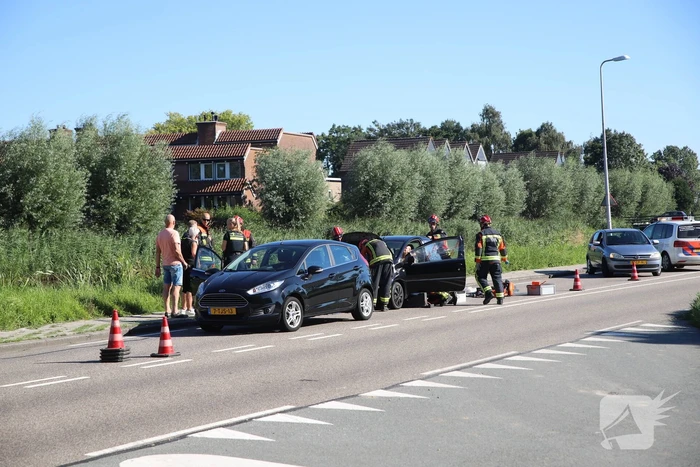 Bestuurder raakt bekneld na verkeersongeval