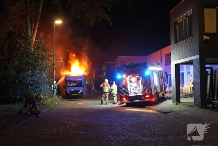 Twee bestelbussen in brand