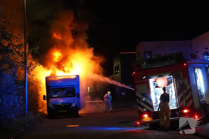 Twee bestelbussen in brand