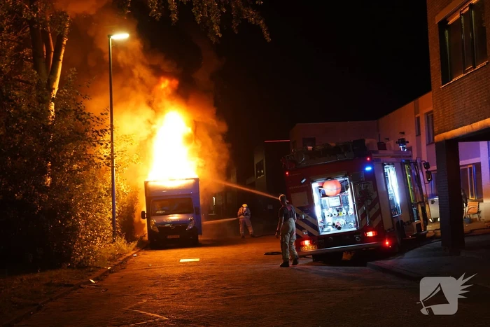 Twee bestelbussen in brand