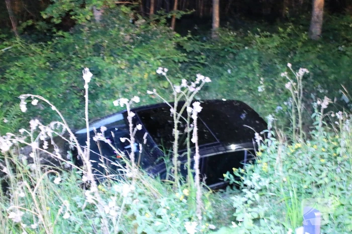 Auto belandt in de sloot na stuurcorrectie