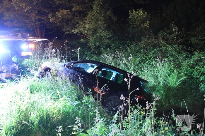 Auto belandt in de sloot na stuurcorrectie