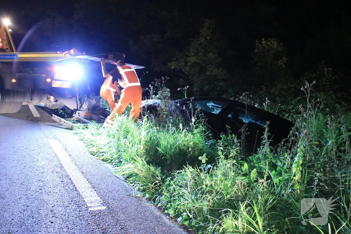 Auto belandt in de sloot na stuurcorrectie