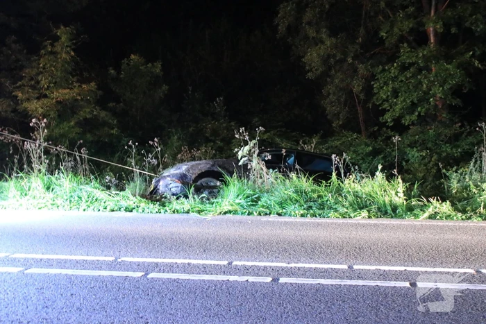 Auto belandt in de sloot na stuurcorrectie