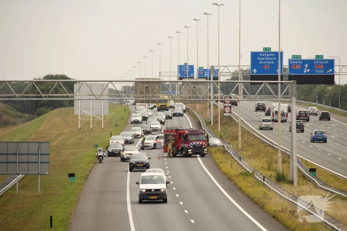 Auto crasht in vangrail