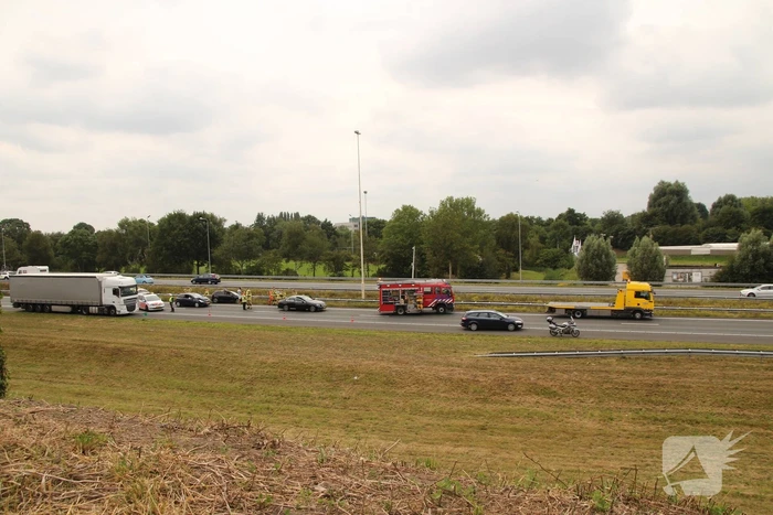 Auto crasht in vangrail