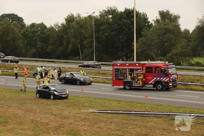Auto crasht in vangrail