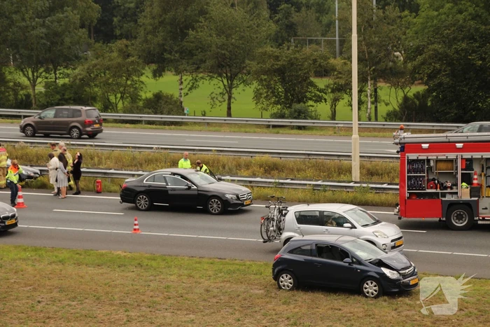 Auto crasht in vangrail
