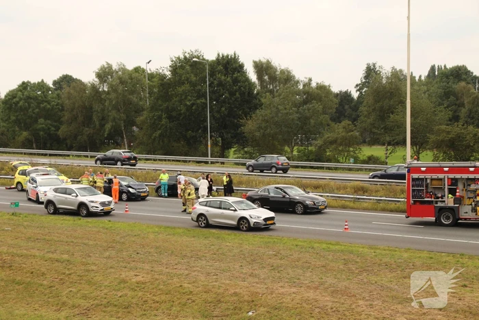 Auto crasht in vangrail