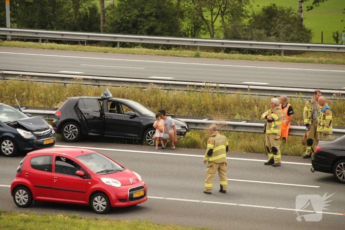Auto crasht in vangrail