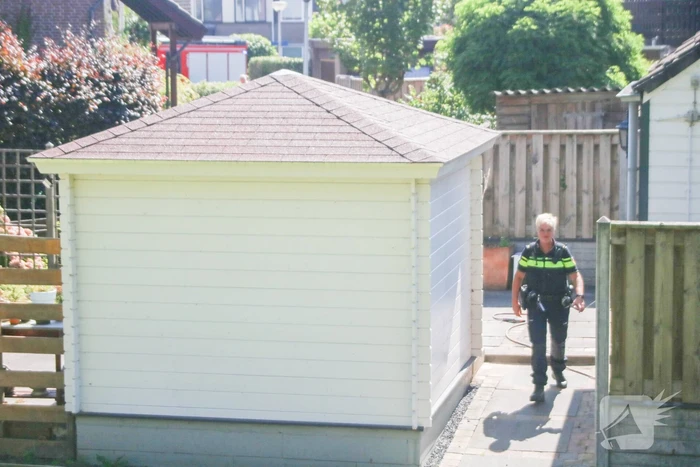 Bewoner blust brand in schuur