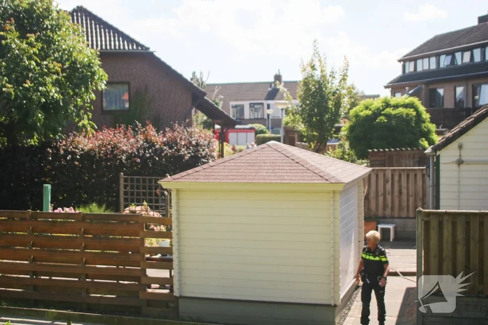 Bewoner blust brand in schuur