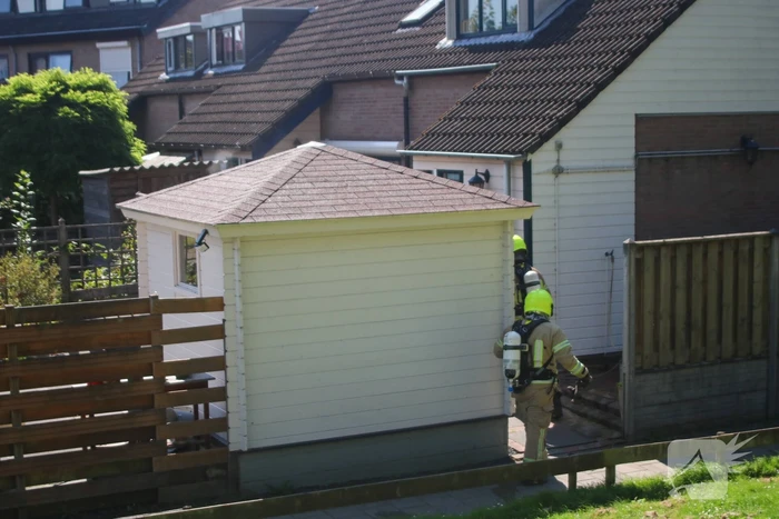 Bewoner blust brand in schuur
