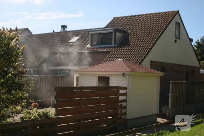 Bewoner blust brand in schuur
