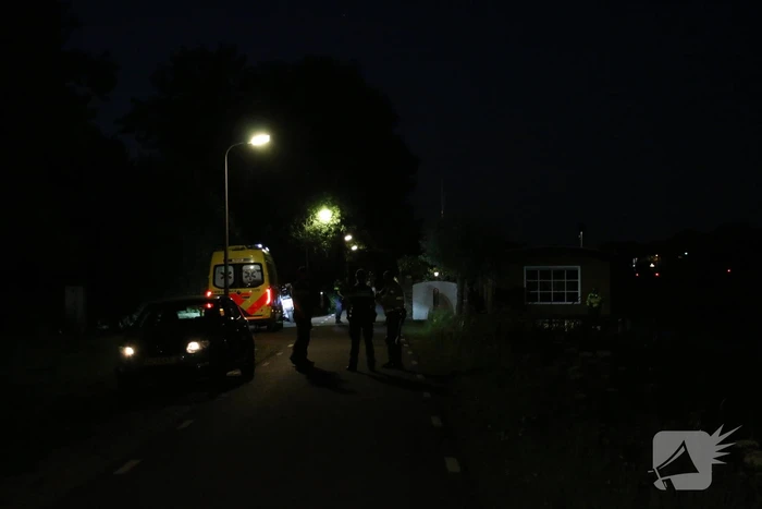 Peperdure Porsche belandt in de vaart na ontwijken van een dier