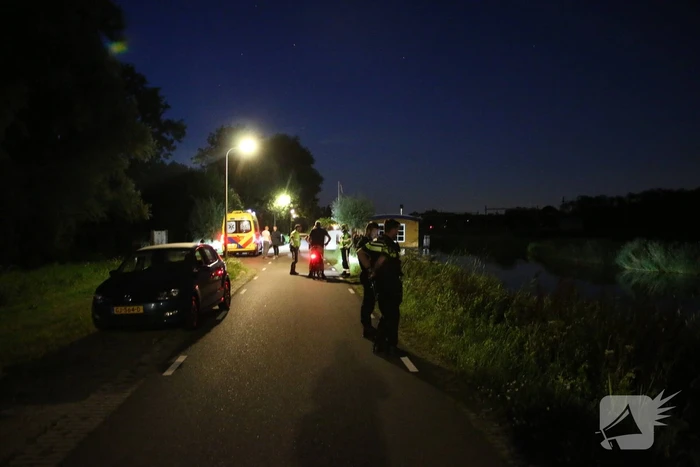 Peperdure Porsche belandt in de vaart na ontwijken van een dier