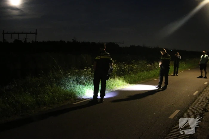 Peperdure Porsche belandt in de vaart na ontwijken van een dier