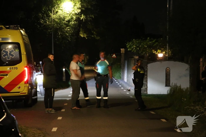 Peperdure Porsche belandt in de vaart na ontwijken van een dier