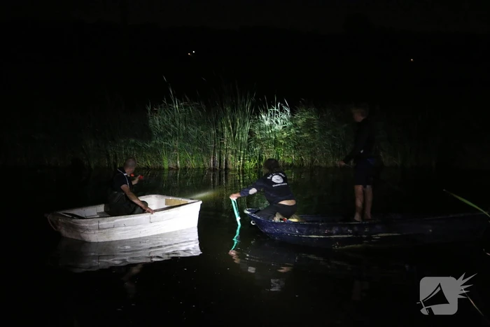 Peperdure Porsche belandt in de vaart na ontwijken van een dier