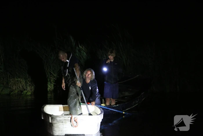 Peperdure Porsche belandt in de vaart na ontwijken van een dier