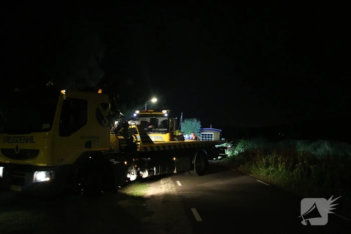 Peperdure Porsche belandt in de vaart na ontwijken van een dier