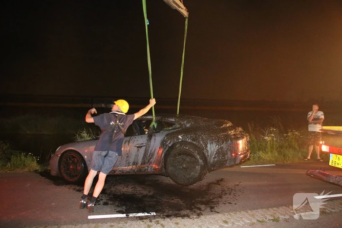 Peperdure Porsche belandt in de vaart na ontwijken van een dier