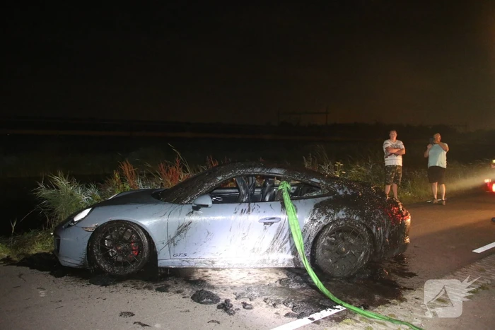 Peperdure Porsche belandt in de vaart na ontwijken van een dier