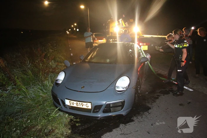 Peperdure Porsche belandt in de vaart na ontwijken van een dier