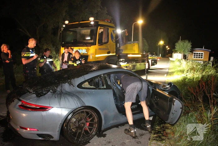 Peperdure Porsche belandt in de vaart na ontwijken van een dier