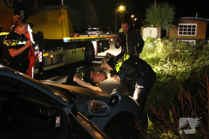 Peperdure Porsche belandt in de vaart na ontwijken van een dier