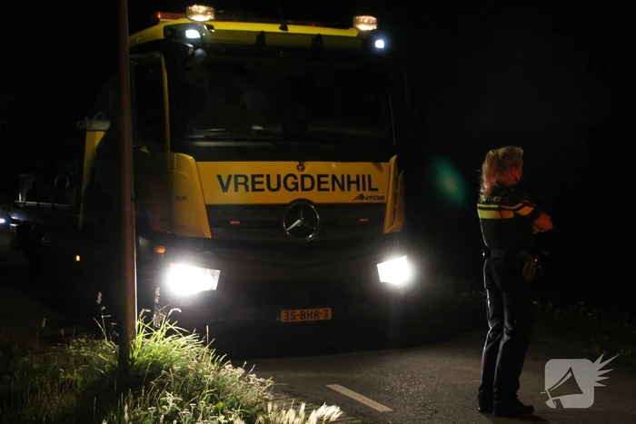 Peperdure Porsche belandt in de vaart na ontwijken van een dier