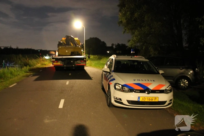 Peperdure Porsche belandt in de vaart na ontwijken van een dier