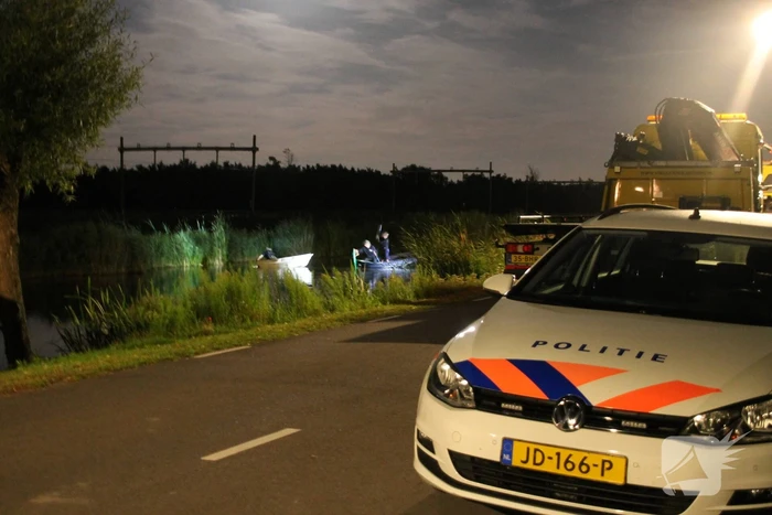 Peperdure Porsche belandt in de vaart na ontwijken van een dier