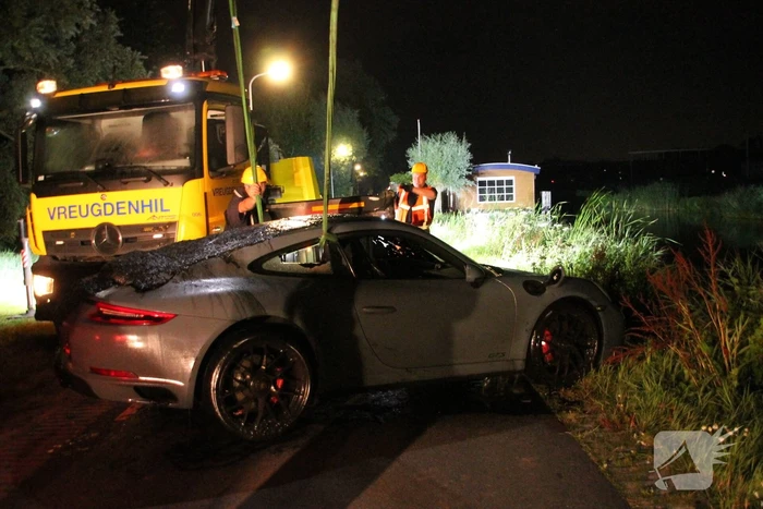 Peperdure Porsche belandt in de vaart na ontwijken van een dier