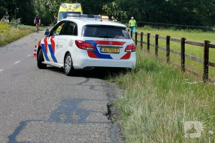 Motorrijder gaat onderuit en belandt in hekwerk