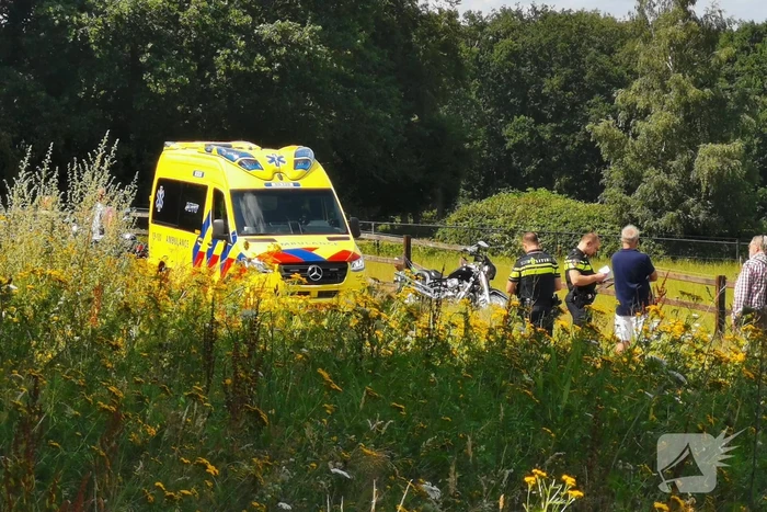 Motorrijder gaat onderuit en belandt in hekwerk