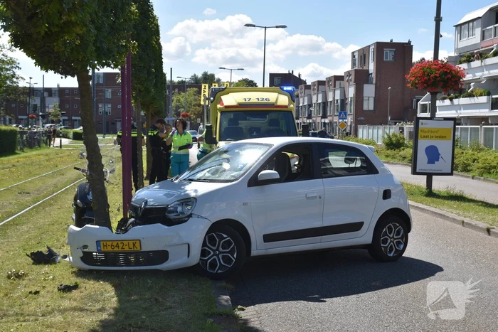 Auto raakt van de weg en knalt vol op boom